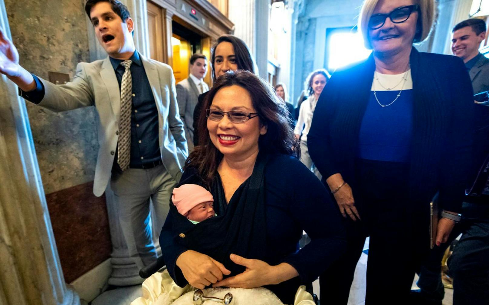 Man wird ihr später von ihrem großen Auftritt erzählen: Baby Maile Pearl und Mama Tammy Duckworth am Weg zur Abstimmung im US-Senat. 