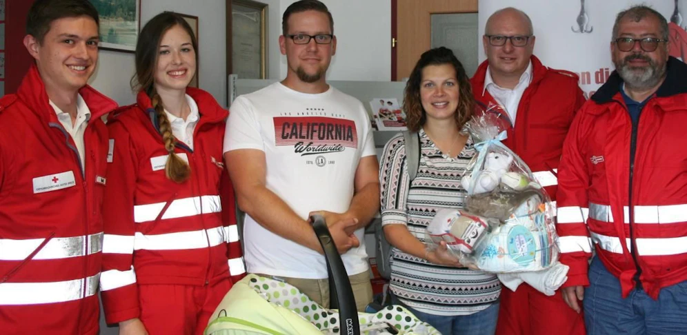 Manuel Ruso, Rettungssanitäter, Denise Tüchler, Rettungssanitäterin, Papa Dominik mit Jonas, Mama Denise, Heimo Strasser, Notfallsanitäter und Dr. Walter Mokrusa, Notarzt (von links).