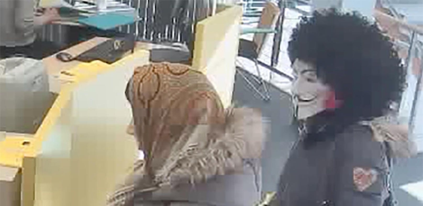 Am Unsinnigen Donnerstag im Februar forderten zwei maskierte Frauen in einer Bank Bargeld von den Angestellten.