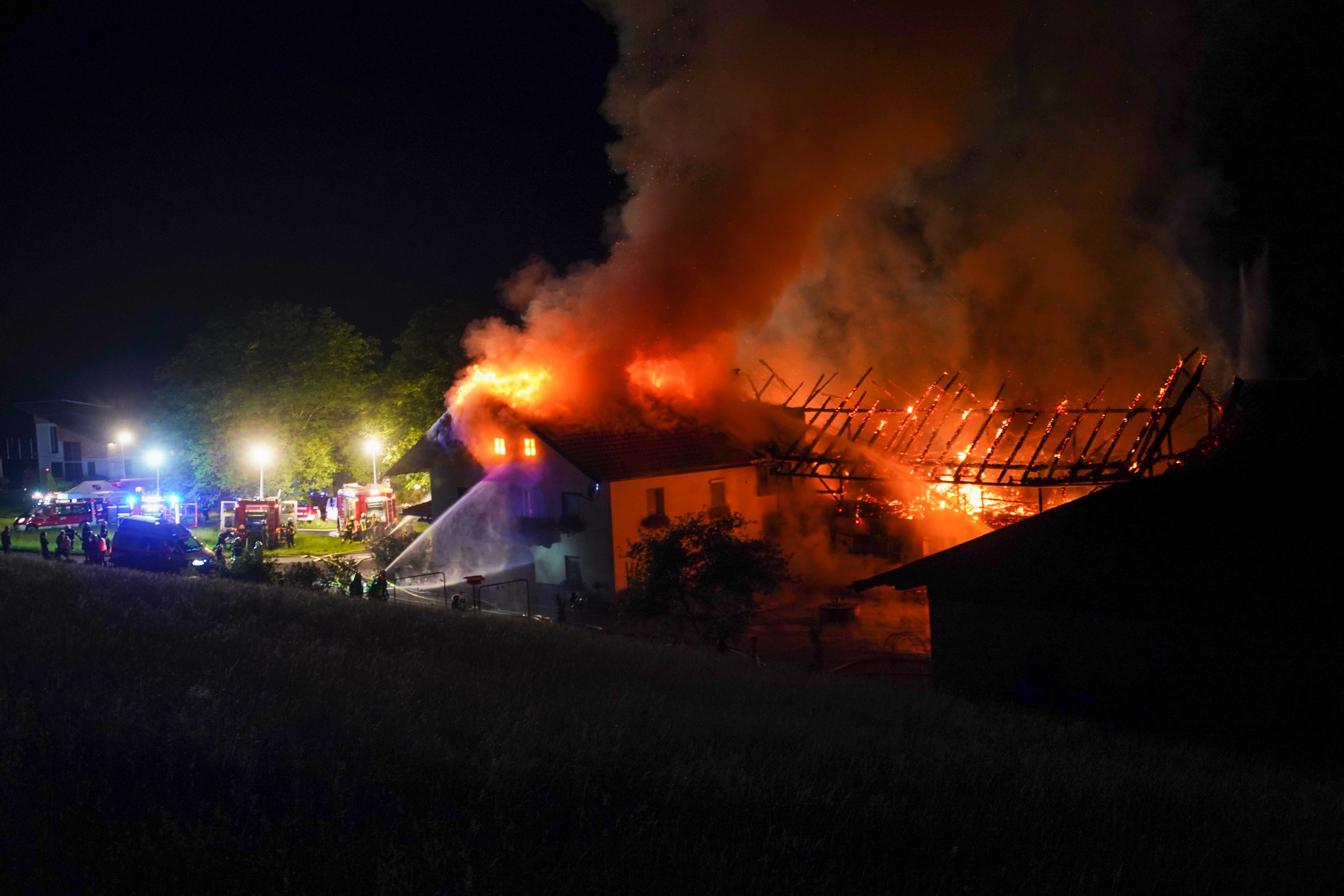 Der Stall brannte bis auf die Grundmauern nieder.