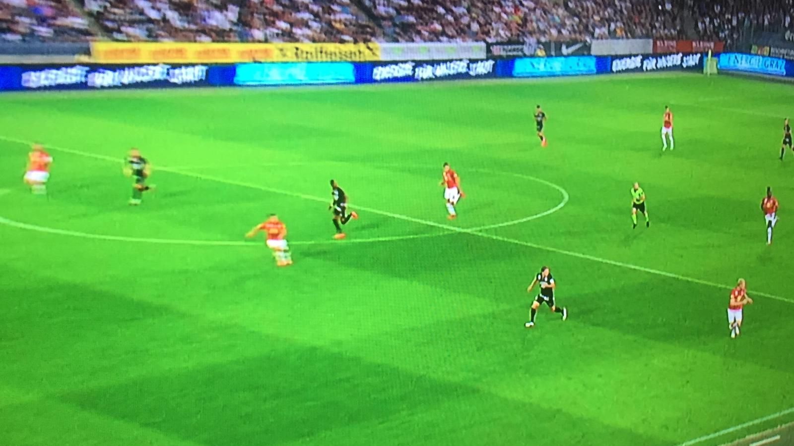 Stefan Hierländer leitete das 1:0 ein. Diese Szene sorgte im VAR-Raum in Wien für Kopfzerbrechen – er war nicht aus dem Abseits gestartet.