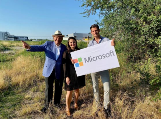 Bürgermeister Hannes Koza, gemeinsam mit Senator Komm. Rat Burkhard Ernst und Stephanie Ernst, MMBA MSc. von der Rainer Gruppe freuen sich über die Zusammenarbeit mit Microsoft.