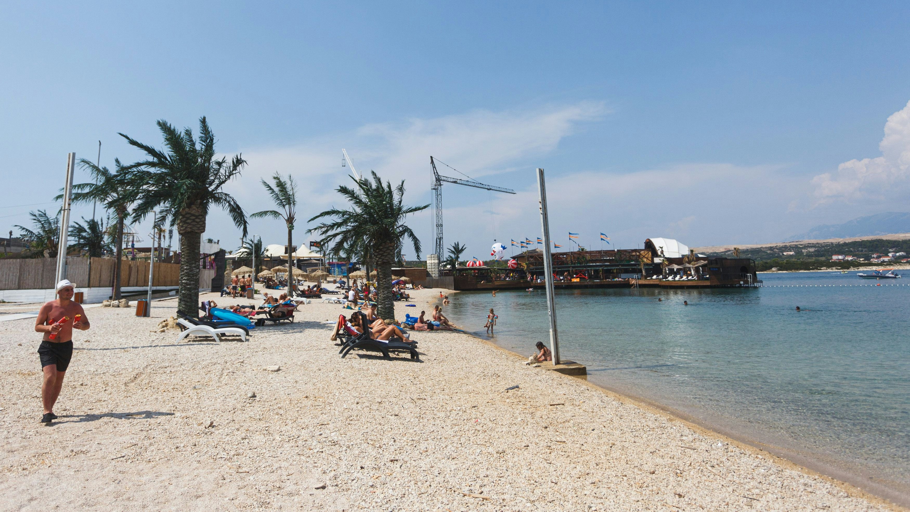 Download von www.picturedesk.com am 23.07.2021 (18:36).  12.08.2020, Zrce Beach, Novalja, CRO, Coronaviruskrise, Tourismus in Kroatien, Angesichts steigender Infektionszahlen von Reise-Rückkehrern aus Kroatien wird eine Reisewarnung für das Balkan-Land diskutiert, im Bild Die Menschen genießen den Strand von Zrce auf der Insel Pag // People enjoy Zrce beach on the island of Pag. In view of the increasing number of people returning from Croatia, a travel warning for the Balkan country is being discussed. Zrce Beach in Novalja, Croatia on 2020/08/12. EXPA Pictures © 2020, PhotoCredit: EXPA/ Pixsell/ Marko Dimic *****ATTENTION - for AUT, SLO, SUI, SWE, ITA, FRA only***** - 20200813_PD7115 - Rechteinfo: Rights Managed (RM)