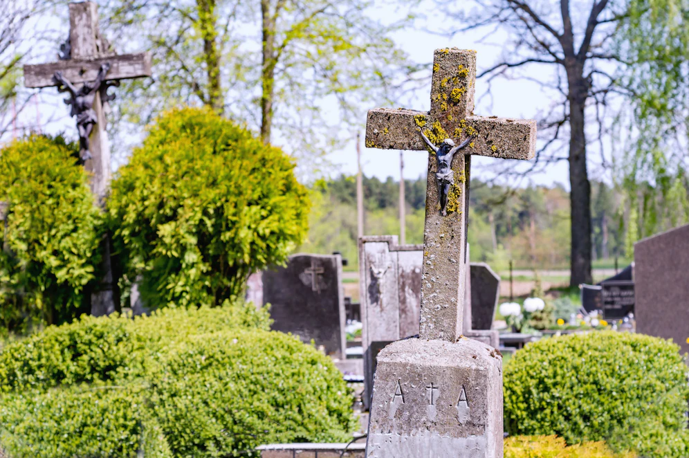 Auf einem Friedhof kam es zu der Horror-Attacke. (Symbolbild)