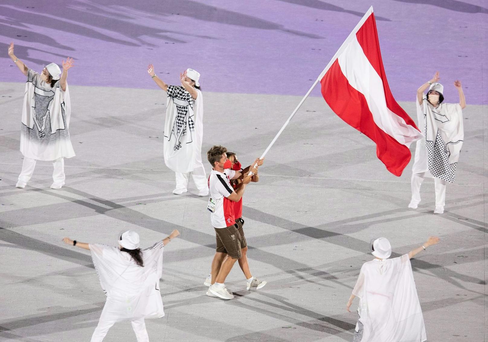 Thomas Zajac und Tanja Frank als Österreichs Fahnenträger bei der Eröffnungsfeier der 32. Olympischen Sommerspiele in Tokio.