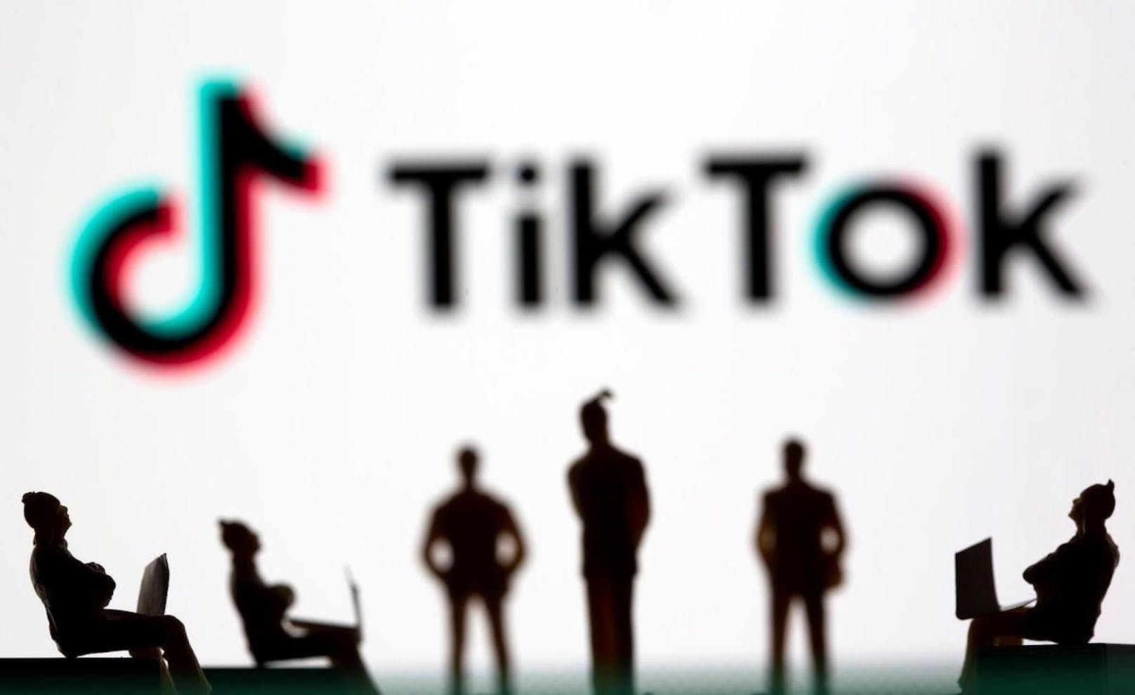 TikTok screent weniger die Interessen oder Likes der Nutzerinnen und Nutzer, sondern vielmehr, wie lange und wie oft diese ein Video schauen. Der Algorithmus merkt sich auch, wie lange eine Userin oder ein User zögert, bis ein Video angeklickt wird.