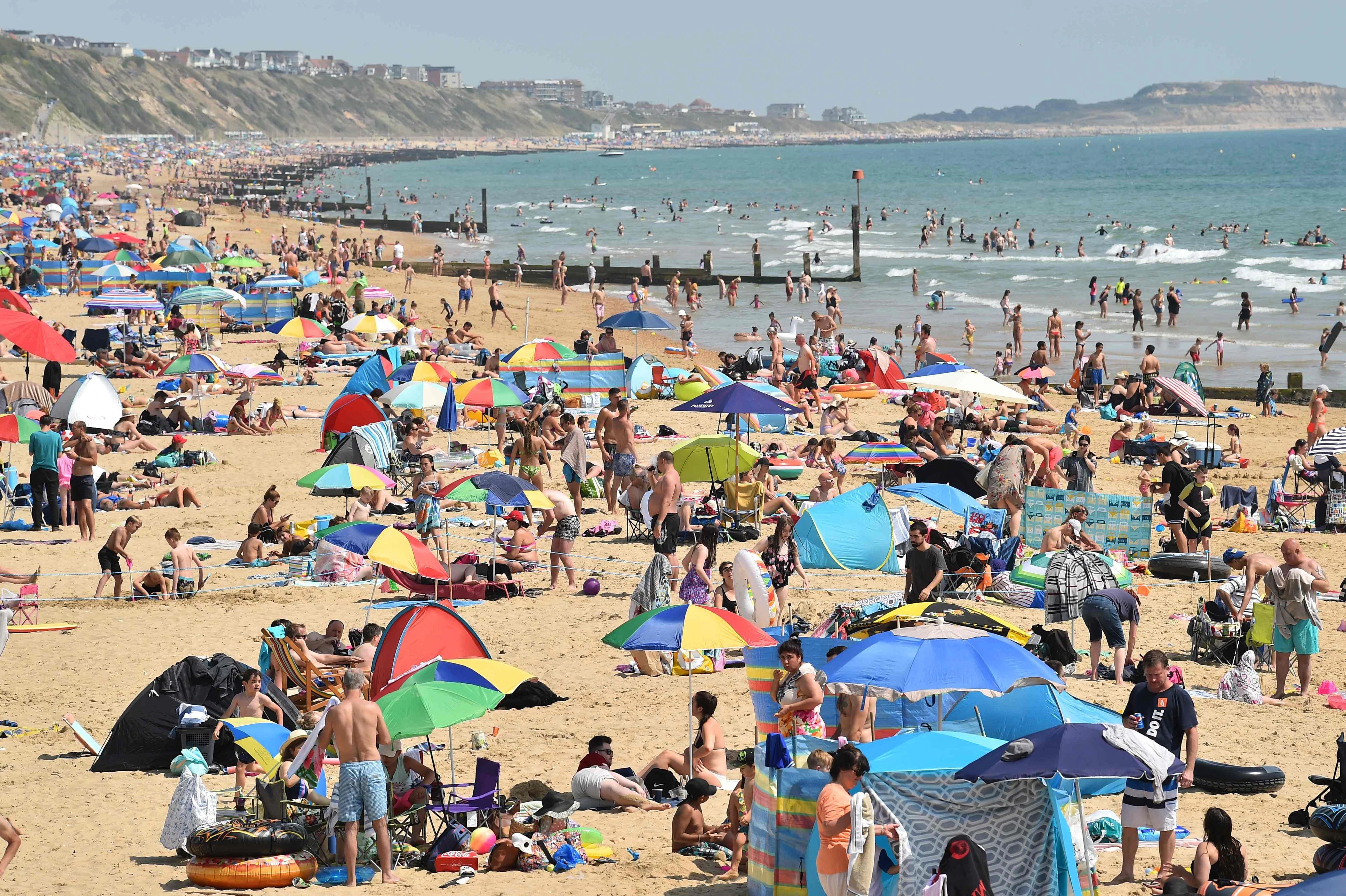Download von www.picturedesk.com am 23.07.2021 (20:07).  Beachgoers enjoy the sunshine as they sunbathe and play in the sea on Bournemouth beach in Bournemouth, southern England on July 31, 2020 as temperatures soar across the country. (Photo by Glyn KIRK / AFP) - 20200731_PD5409 - Rechteinfo: Rights Managed (RM) Nur für redaktionelle Nutzung! Werbliche Nutzung erfordert Freigabe: bitte schicken Sie uns eine Anfrage.