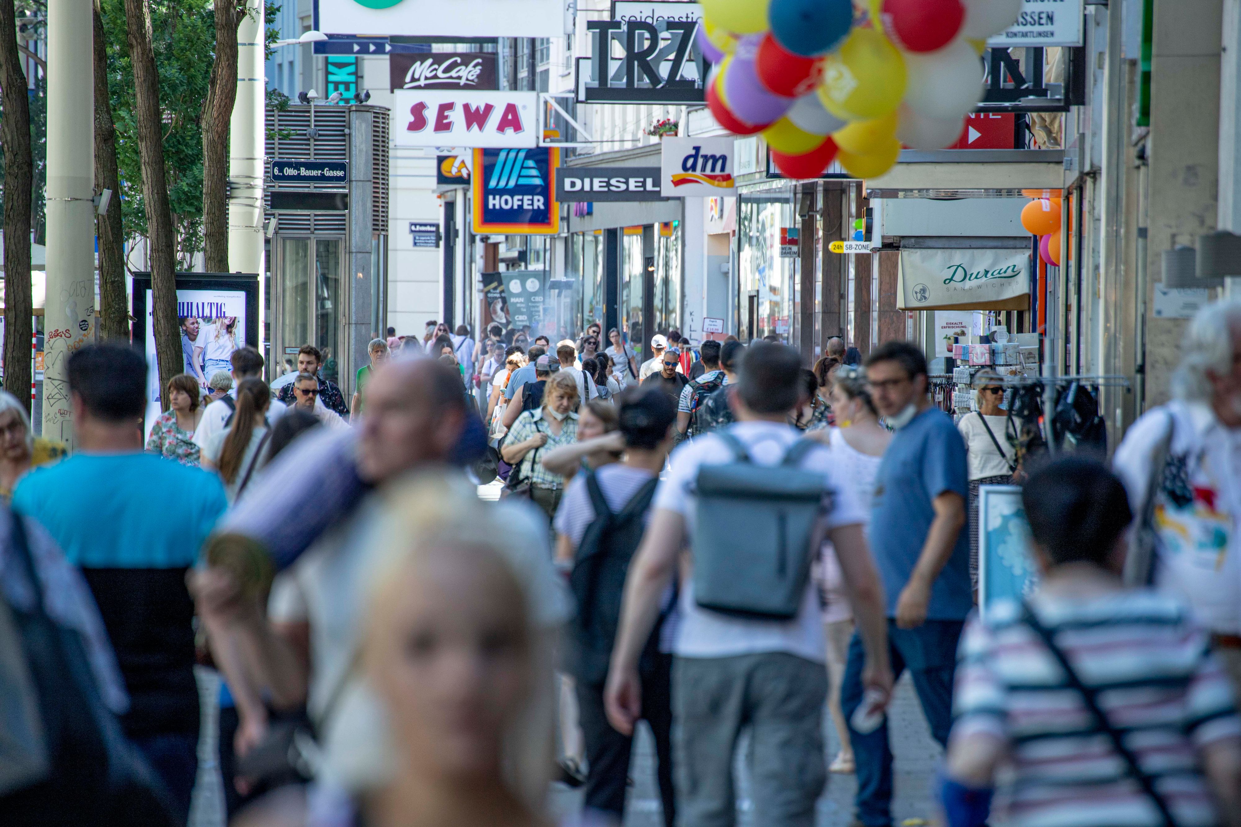 Passanten in der Mariahilfer Straße. Symbolbild