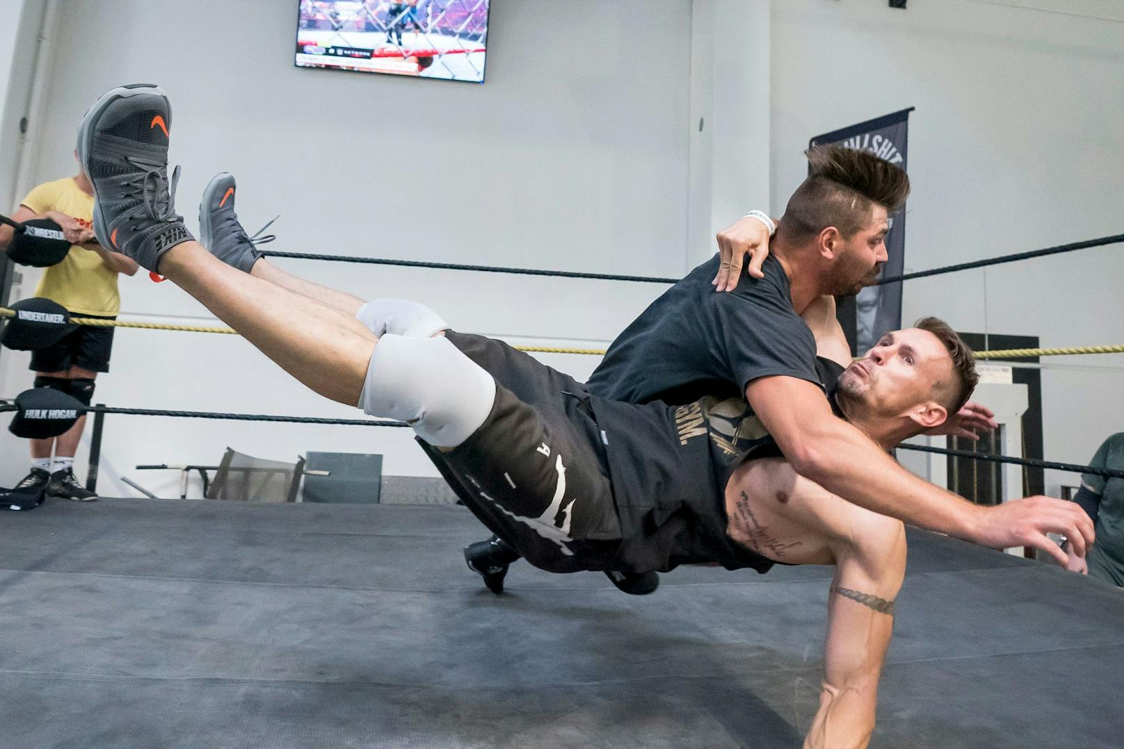 WWE-Star WALTER beim Training im DAS Gym