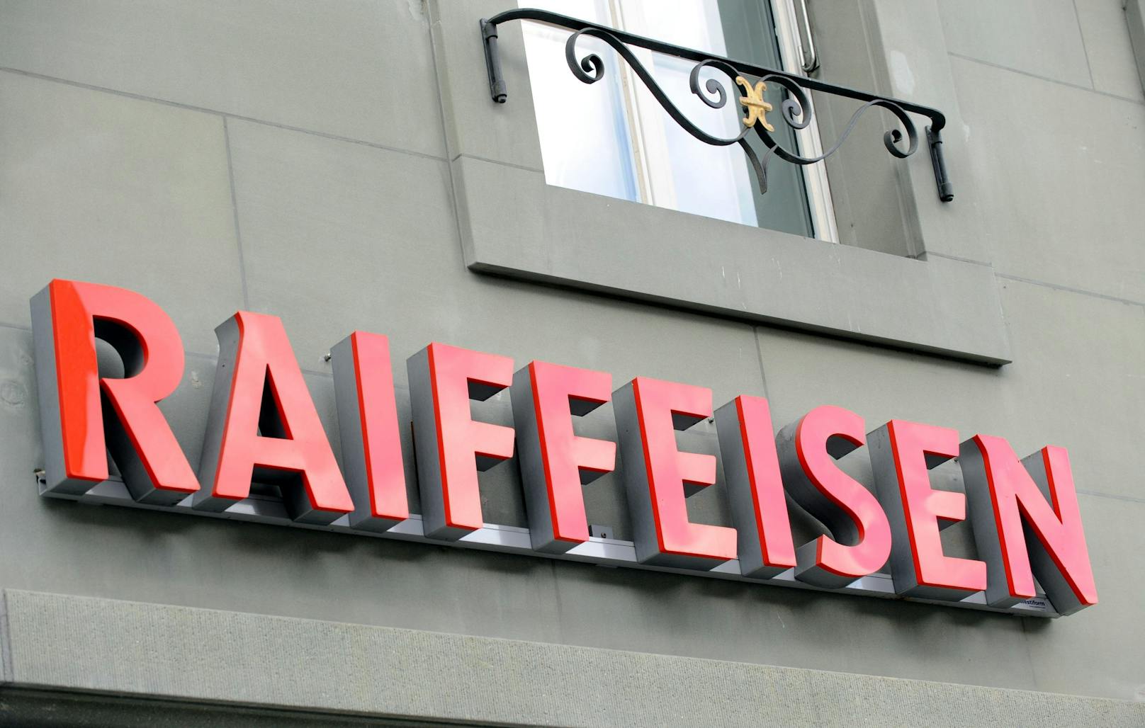 Ein Schriftzug der Schweizer Raiffeisen-Bank über einer Filiale in Bern.