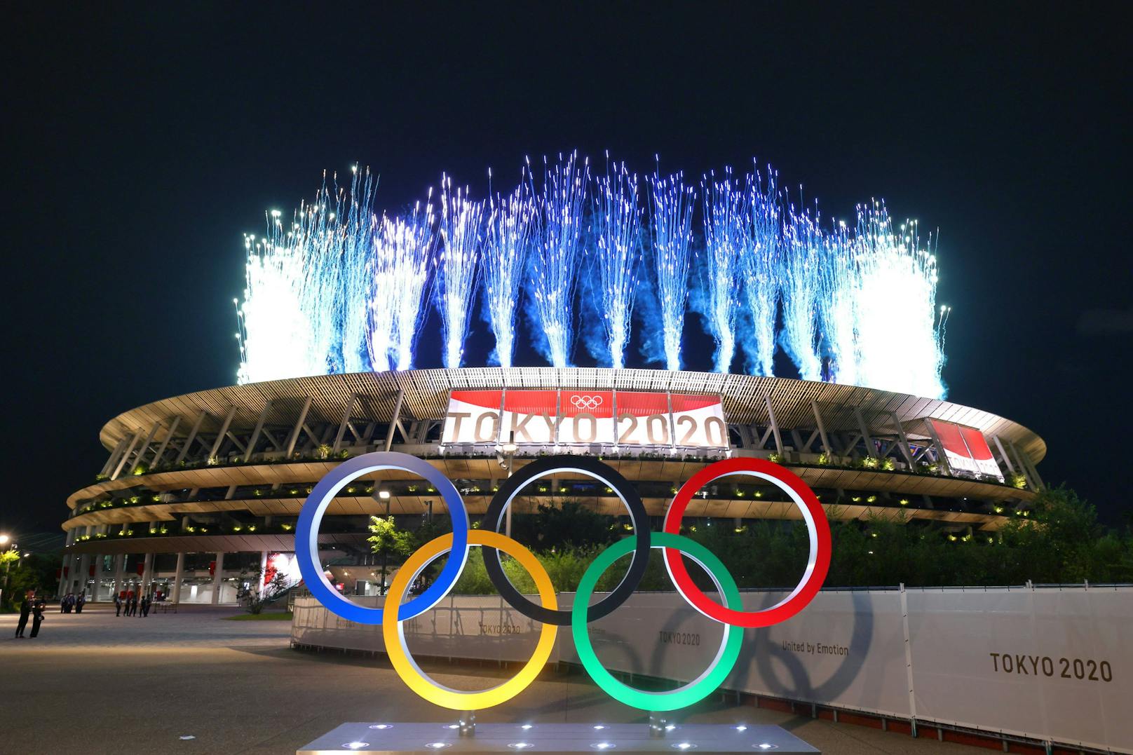 Feuerwerk über dem Olympiastadion in Tokio.