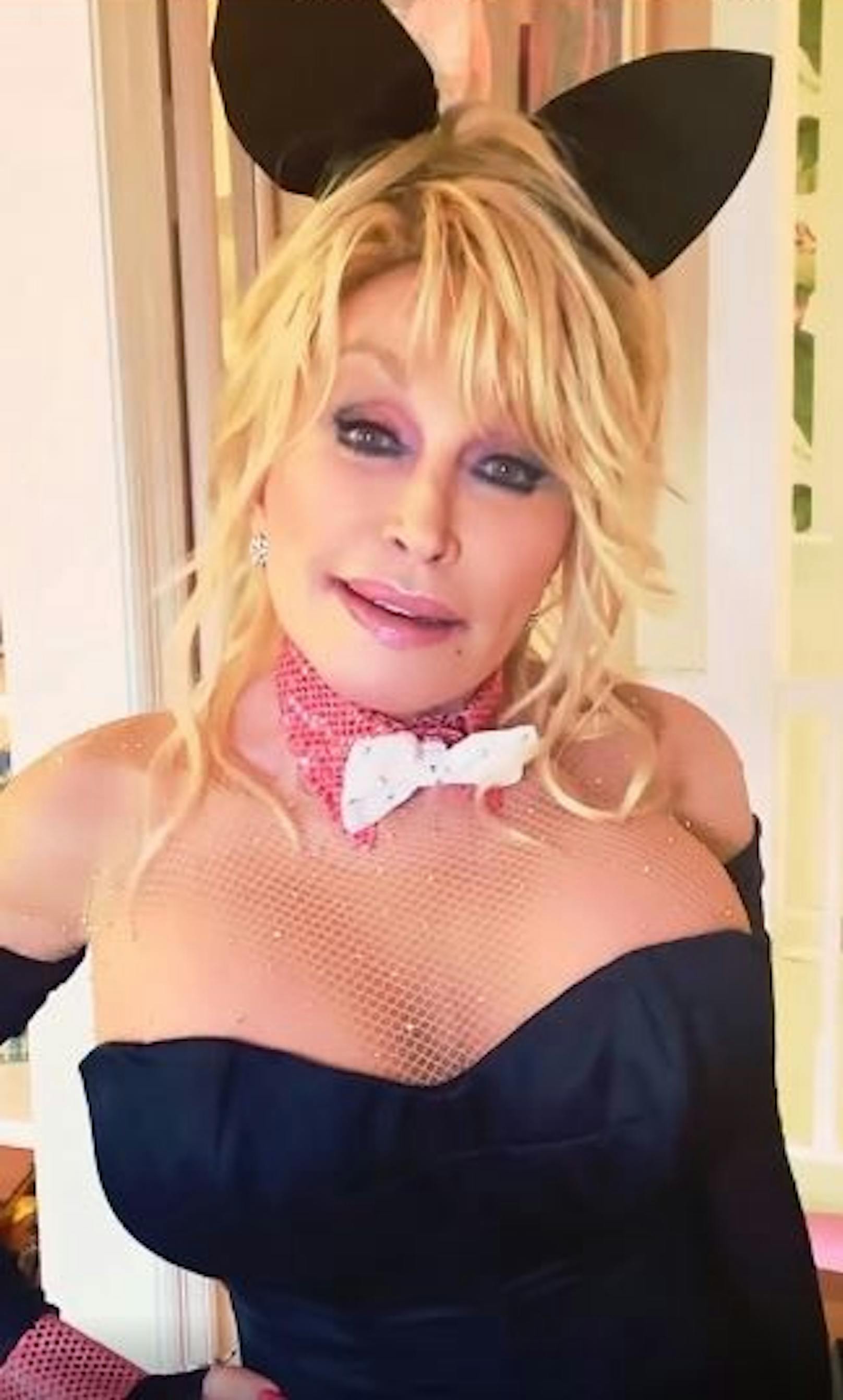 Für ihren Mann warf sich Dolly Parton in dasselbe Bunny-Kostüm, das sie 1978 für das "Playboy"-Cover trug. Überraschung geglückt.