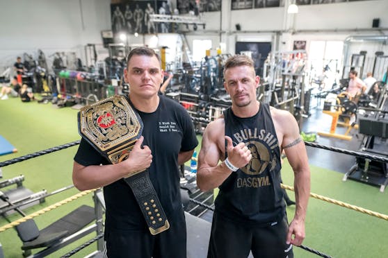WWE-Star WALTER und Head-Coach Peter White