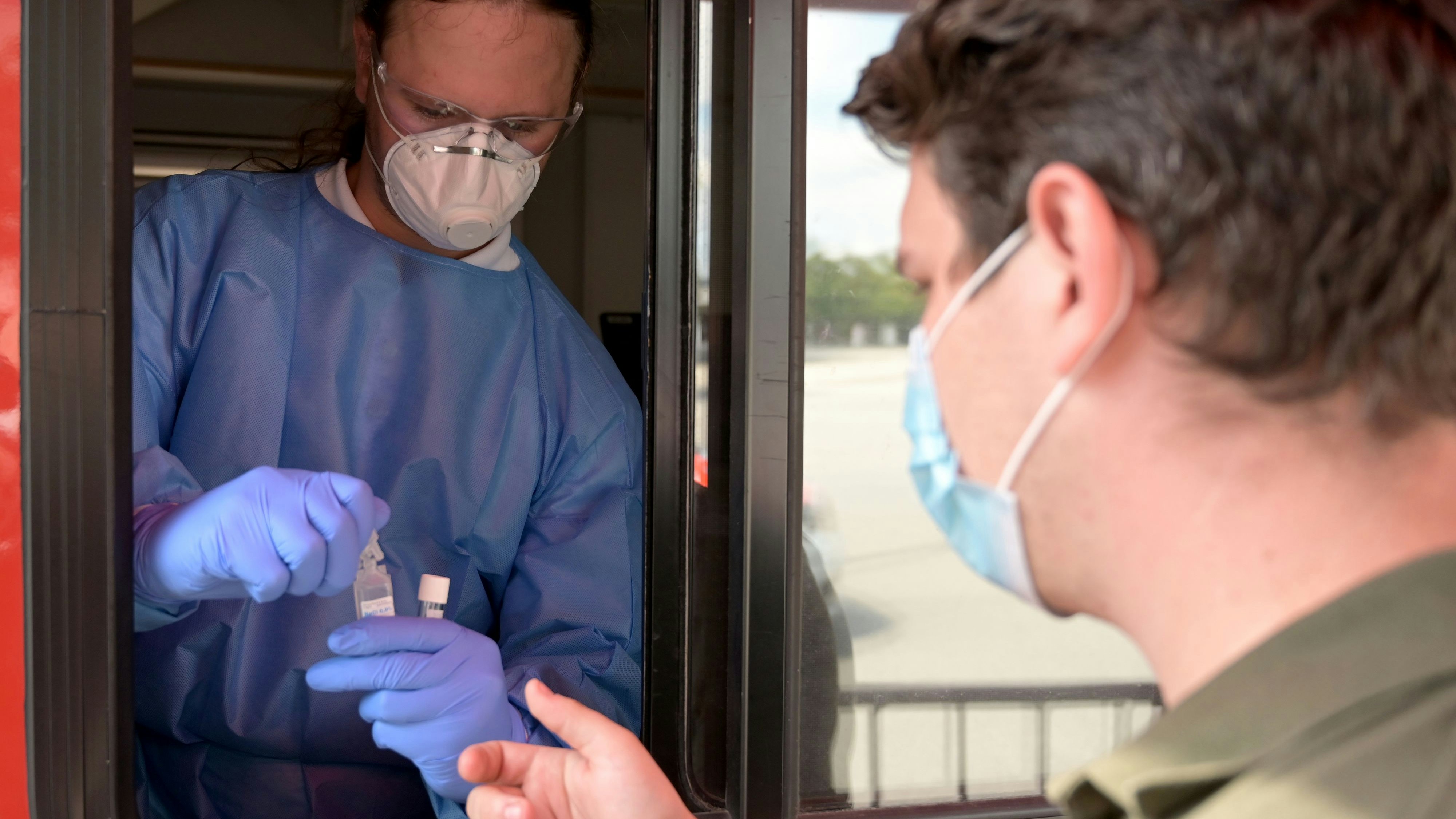 Download von www.picturedesk.com am 23.07.2021 (15:26).  ABD0075_20200816 - WIEN - ÖSTERREICH: Wiener Kroatien-Reiserückkehrende (gestellte Aufnahme)im Rahmen der "kostenlosen Covid-19 Tests" beim Walk-In und Drive-In mit erstmaligen Gurgeltests am Sonntag, 16.August beim Ernst Happel Stadion in Wien. Diese Station hat bis Freitag den 21. August 2020 täglich von 06:00 bis 21:00 geöffnet. - FOTO: APA/HERBERT P. OCZERET - 20200816_PD2821 - Rechteinfo: Rights Managed (RM)