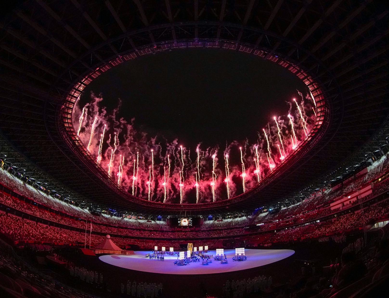 Feuerwerk über dem Olympiastadion in Tokio.
