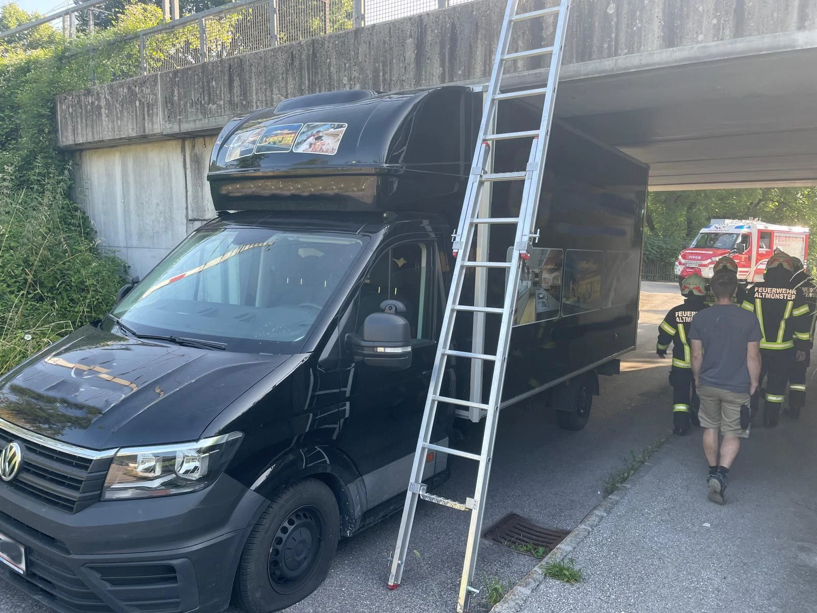 Der Transporter blieb in einer Unterführung in Altmünster stecken.