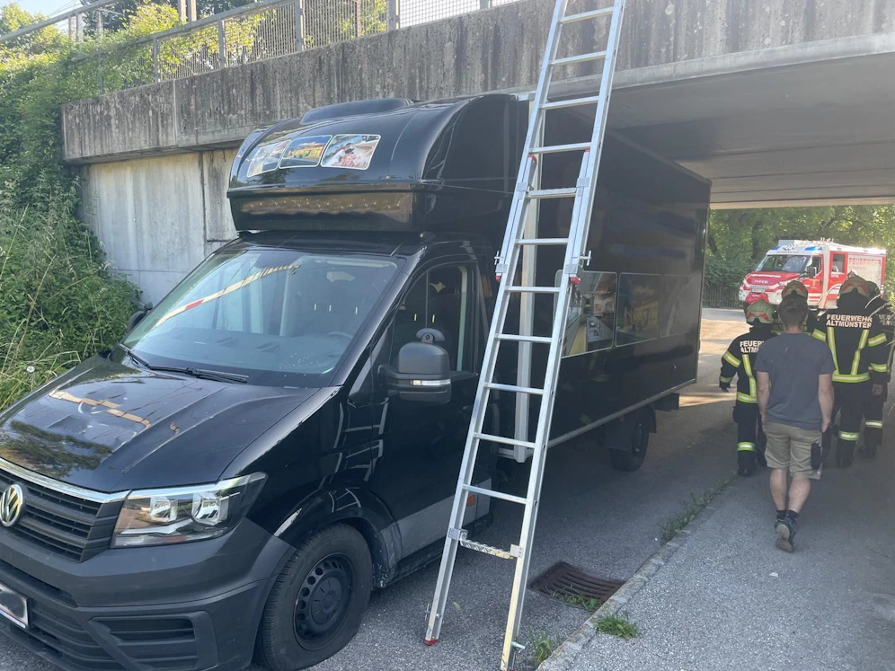 Der Transporter blieb in einer Unterführung in Altmünster stecken.