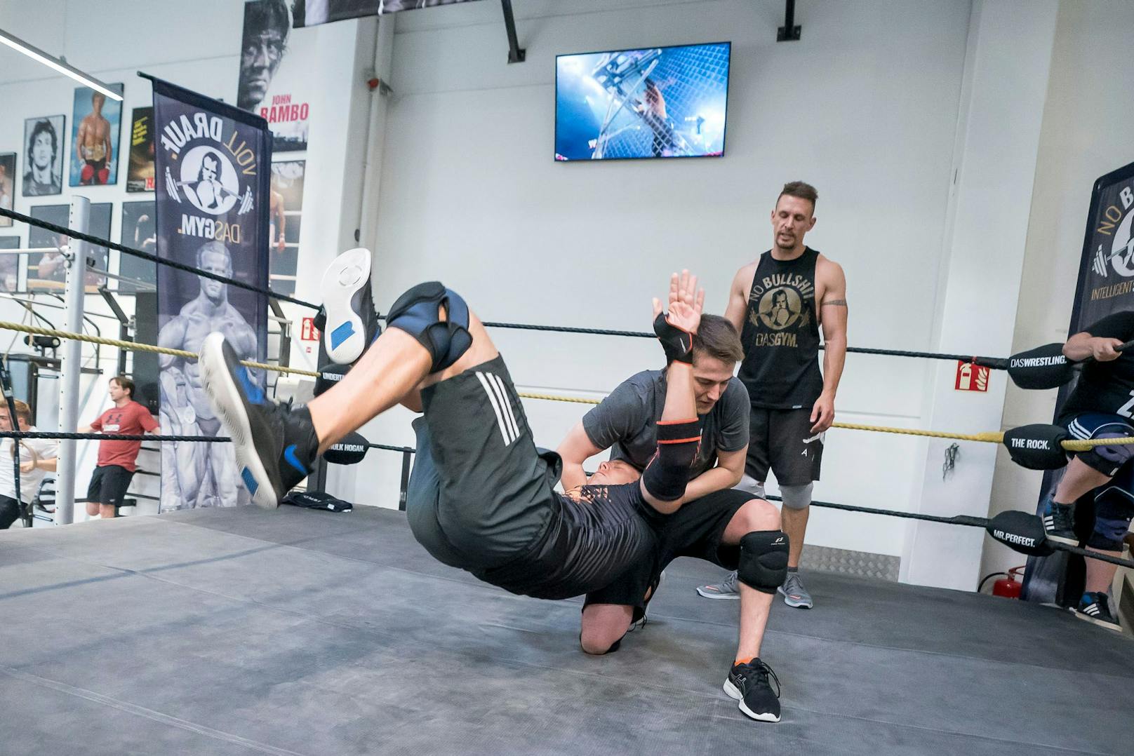 WWE-Star WALTER beim Training im DAS Gym