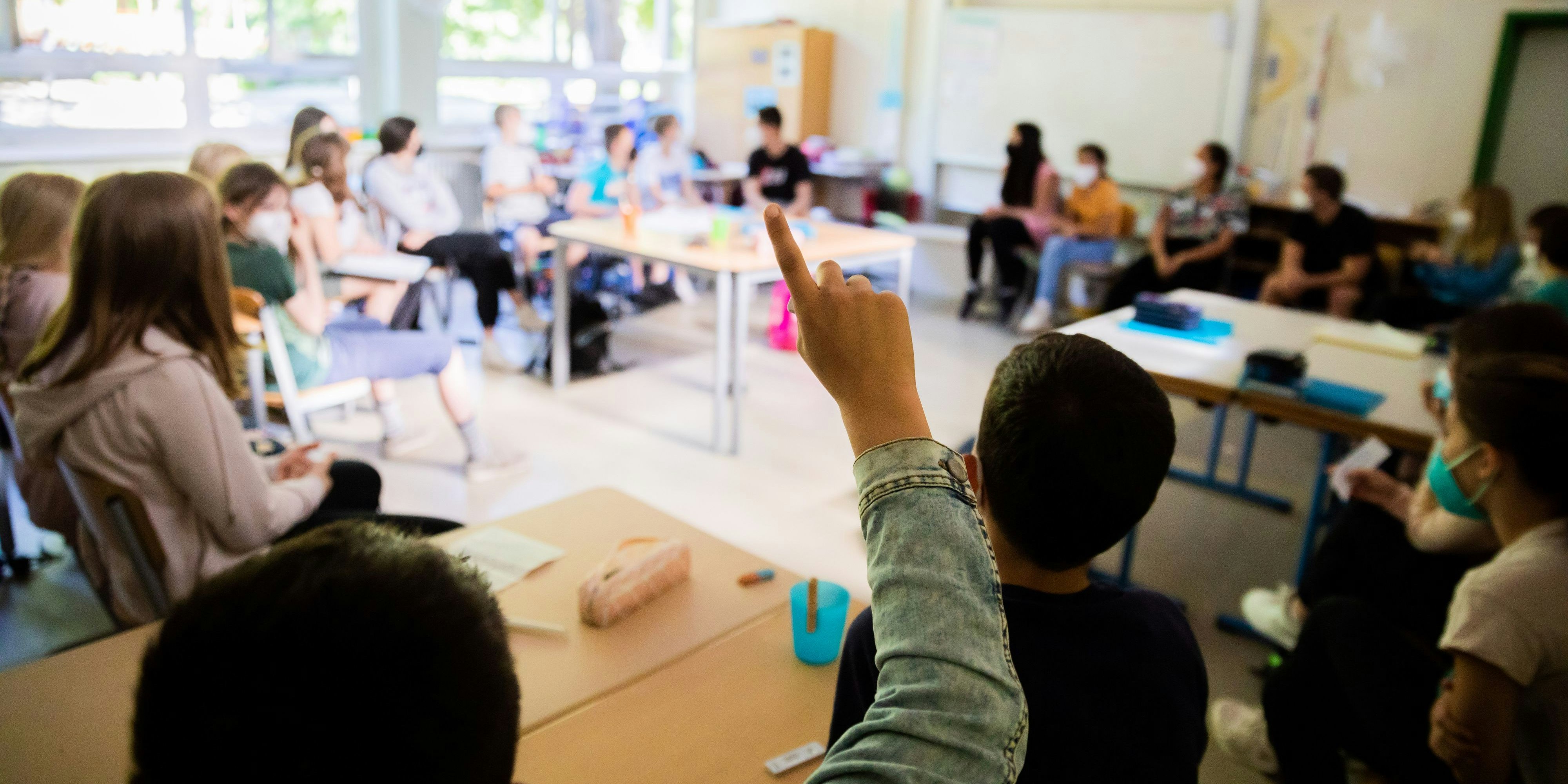 Blick in ein Klassenzimmer nach Wiederaufnahme des Präsenzunterrichts. Symbolbild