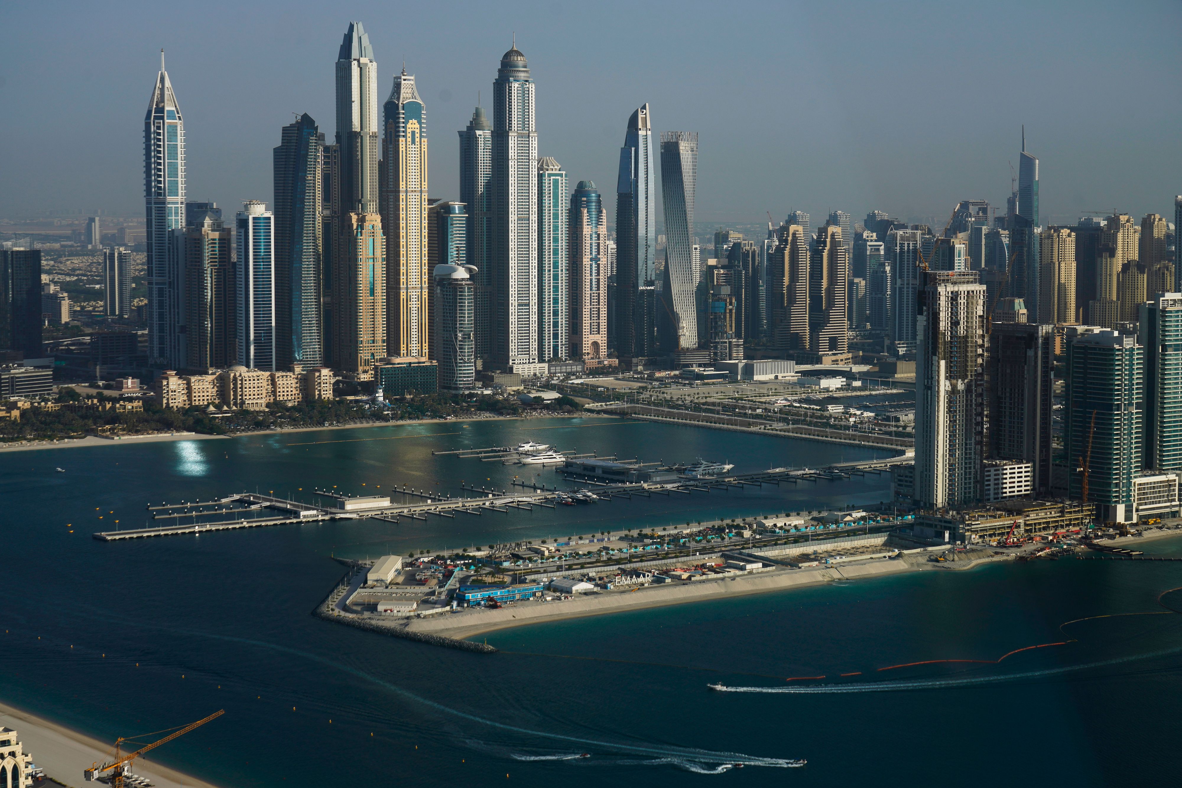 Download von www.picturedesk.com am 23.07.2021 (13:41).  A boat and jet skis ride the waves in front of the Dubai Marina in Dubai, United Arab Emirates, Monday, July 19, 2021. (AP Photo/Jon Gambrell) - 20210719_PD4311 - Rechteinfo: Rights Managed (RM)