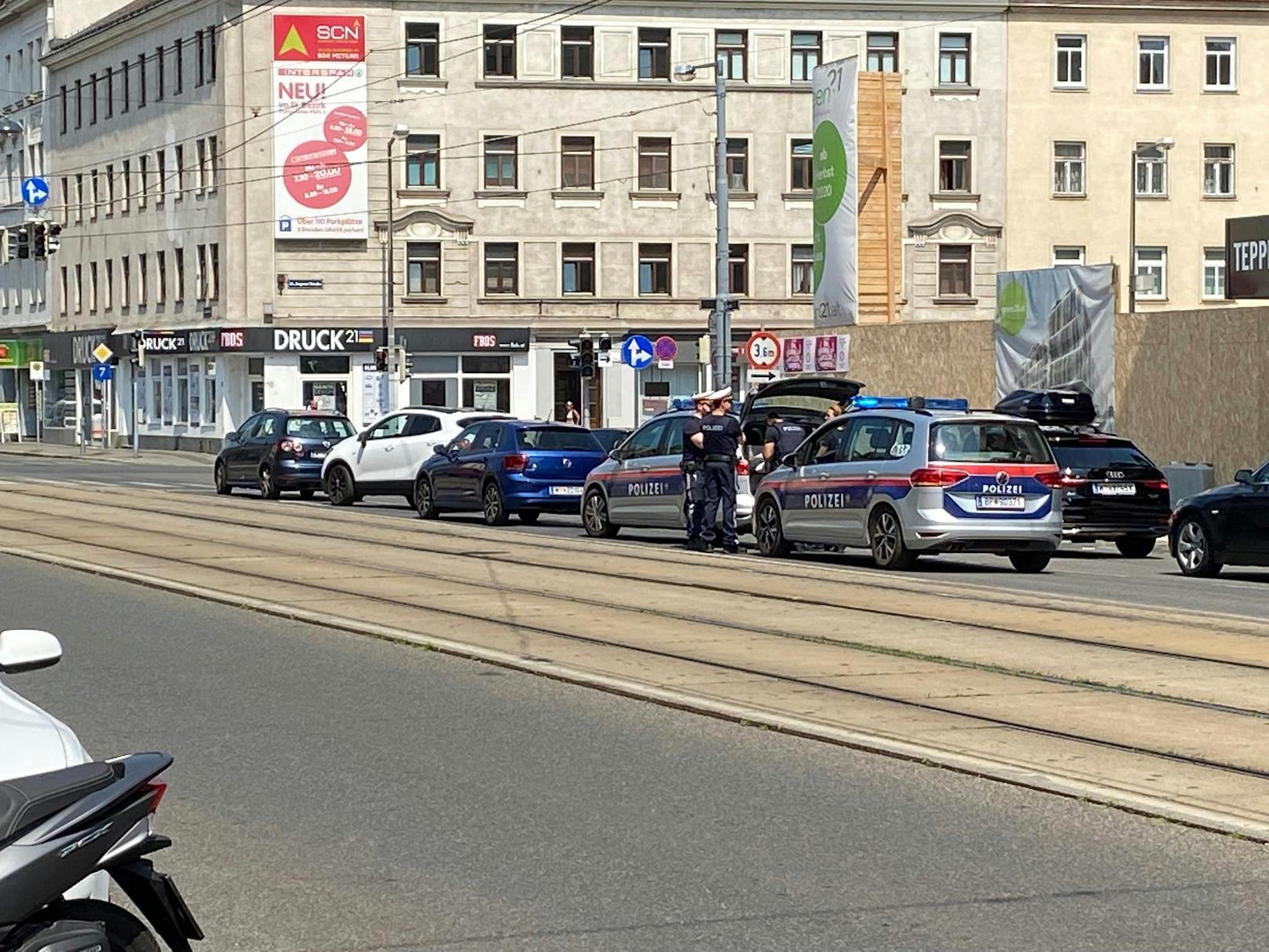 In Wien-Floridsdorf ist es am Samstag zu einem bewaffneten Raubüberfall auf einen Supermarkt gekommen.