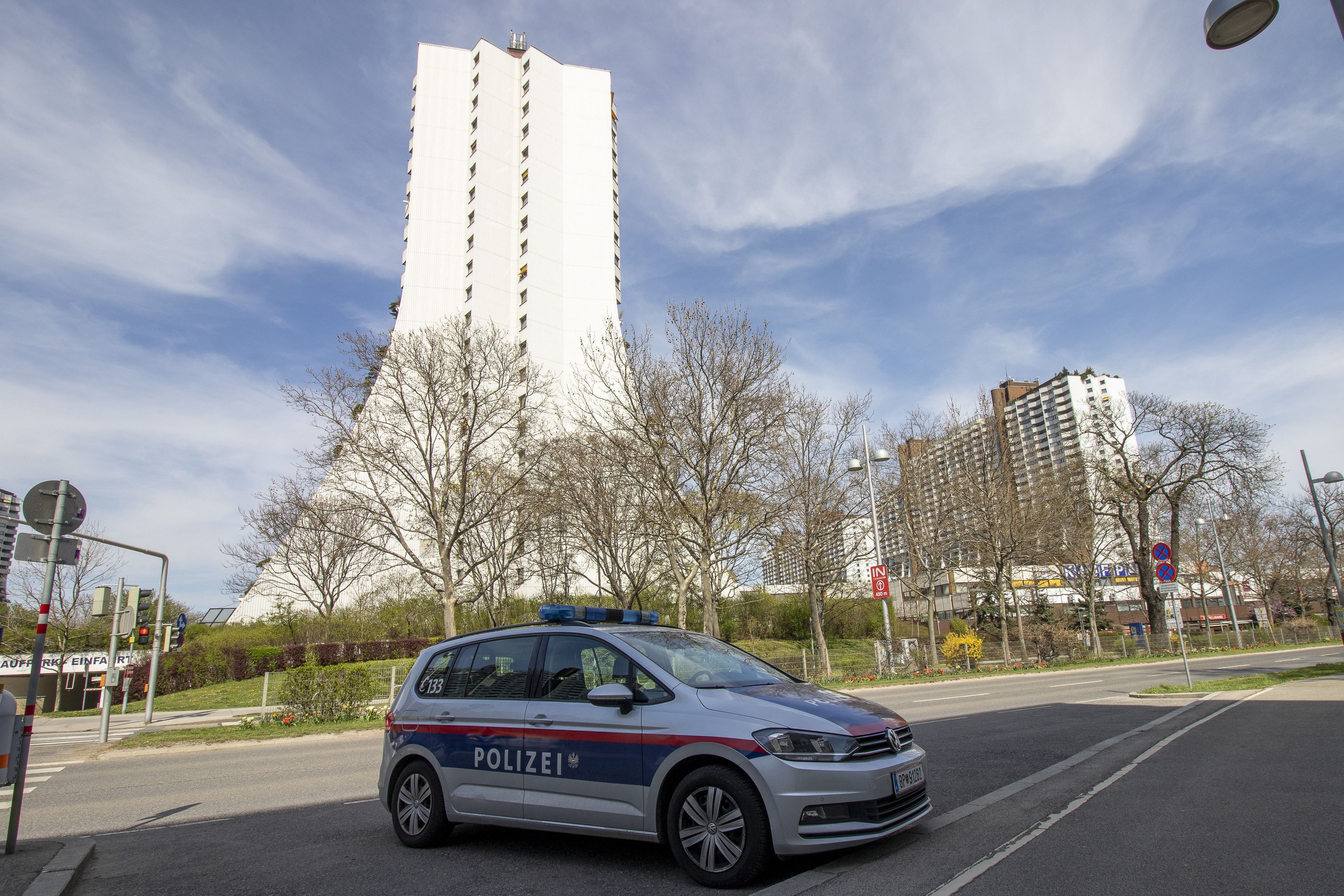Die betrunkene Frau wurde von den Polizisten festgenommen (Symbolbild).