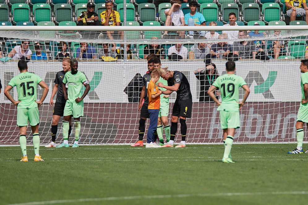 Haaland unterschreibt am Leiberl des Mini-Flitzers