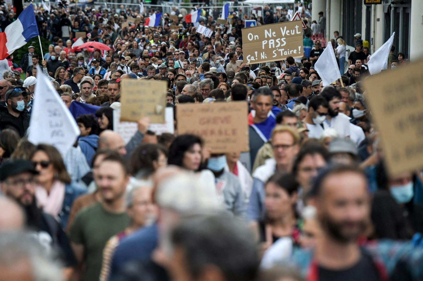 In Frankreich sind die Menschen unzufrieden mit den geplanten Corona-Verschärfungen der Regierung.