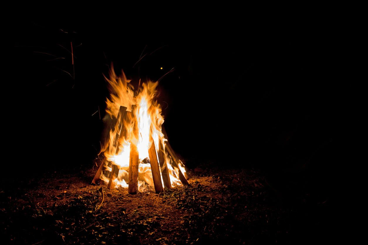 Der 50-J#hrige stürzte in ein Lagerfeuer.