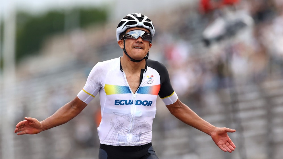 Richard Carapaz holt Gold.