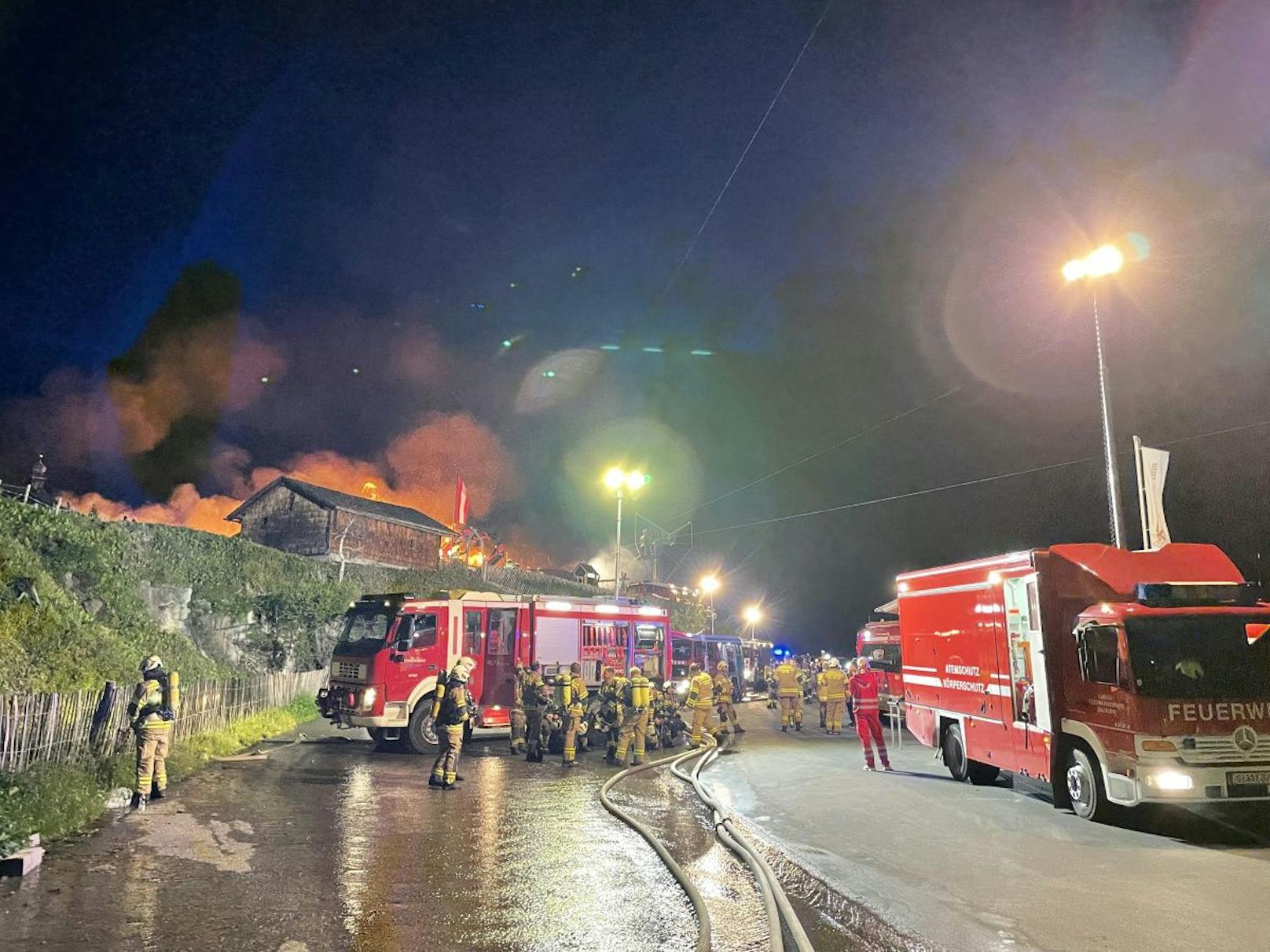 Großeinsatz in Kaprun! Eine Almhütte ging in Flammen auf – mehrere Personen wurden verletzt, darunter auch ein Feuerwehrmann.