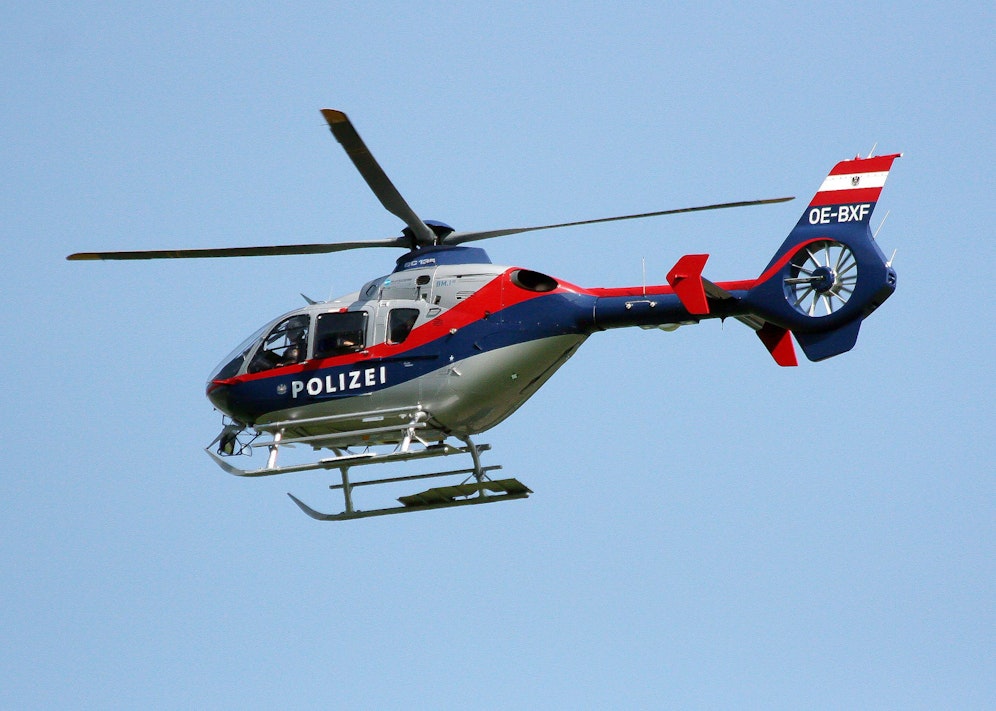 Ein Polizeihubschrauber transportierte die Leiche der Frau ab (Symbolbild).&nbsp;