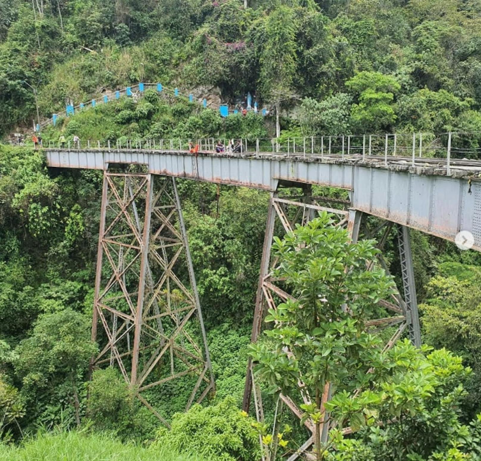 Eine Kolumbianerin sprang beim Viadukt von Amagá im Norden Kolumbiens ungesichert in den Tod, weil sie gemeint hatte, der Guide habe ihr das Ok dafür gegeben.