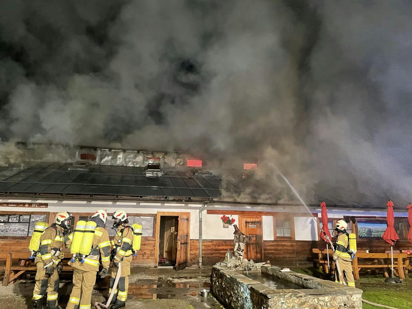 Großeinsatz in Kaprun! Eine Almhütte ging in Flammen auf – mehrere Personen wurden verletzt, darunter auch ein Feuerwehrmann.