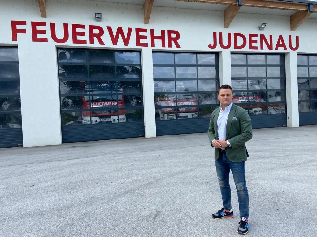 Andreas Bors vor dem Feuerwehrhaus