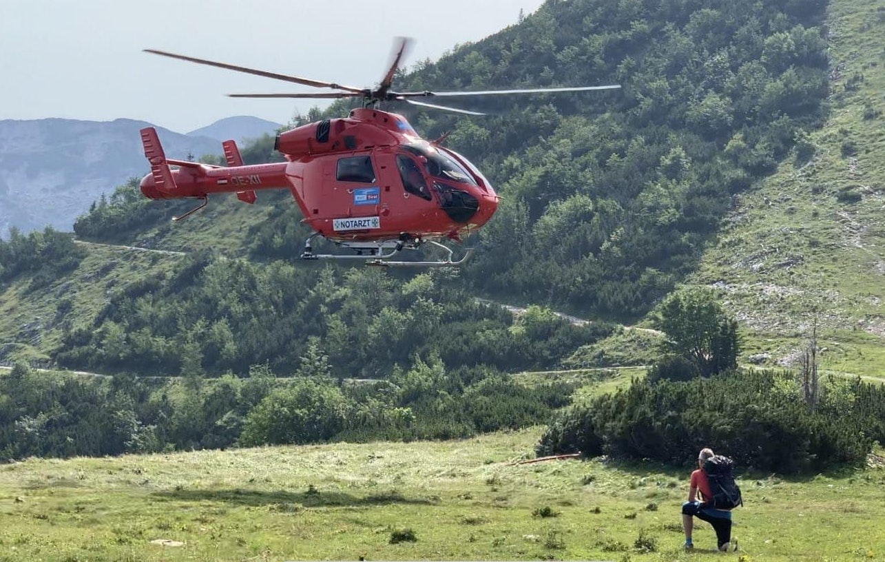 Bergretter Hartmuth Hofstätter von der Ortsstelle Ebensee übernahm vor Ort die Einweisung des Notarzthubschraubers "Martin 3".