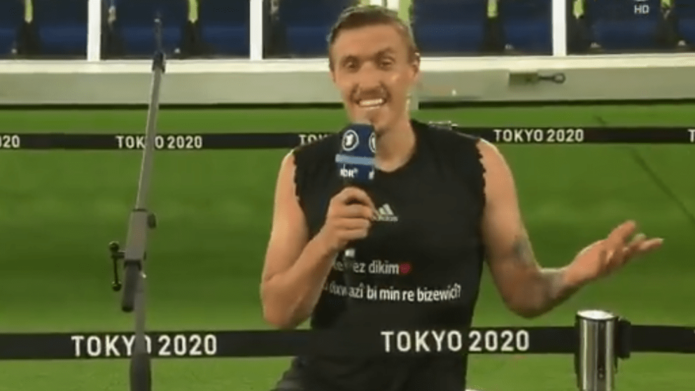Max Kruse macht seiner Freundin einen Antrag.