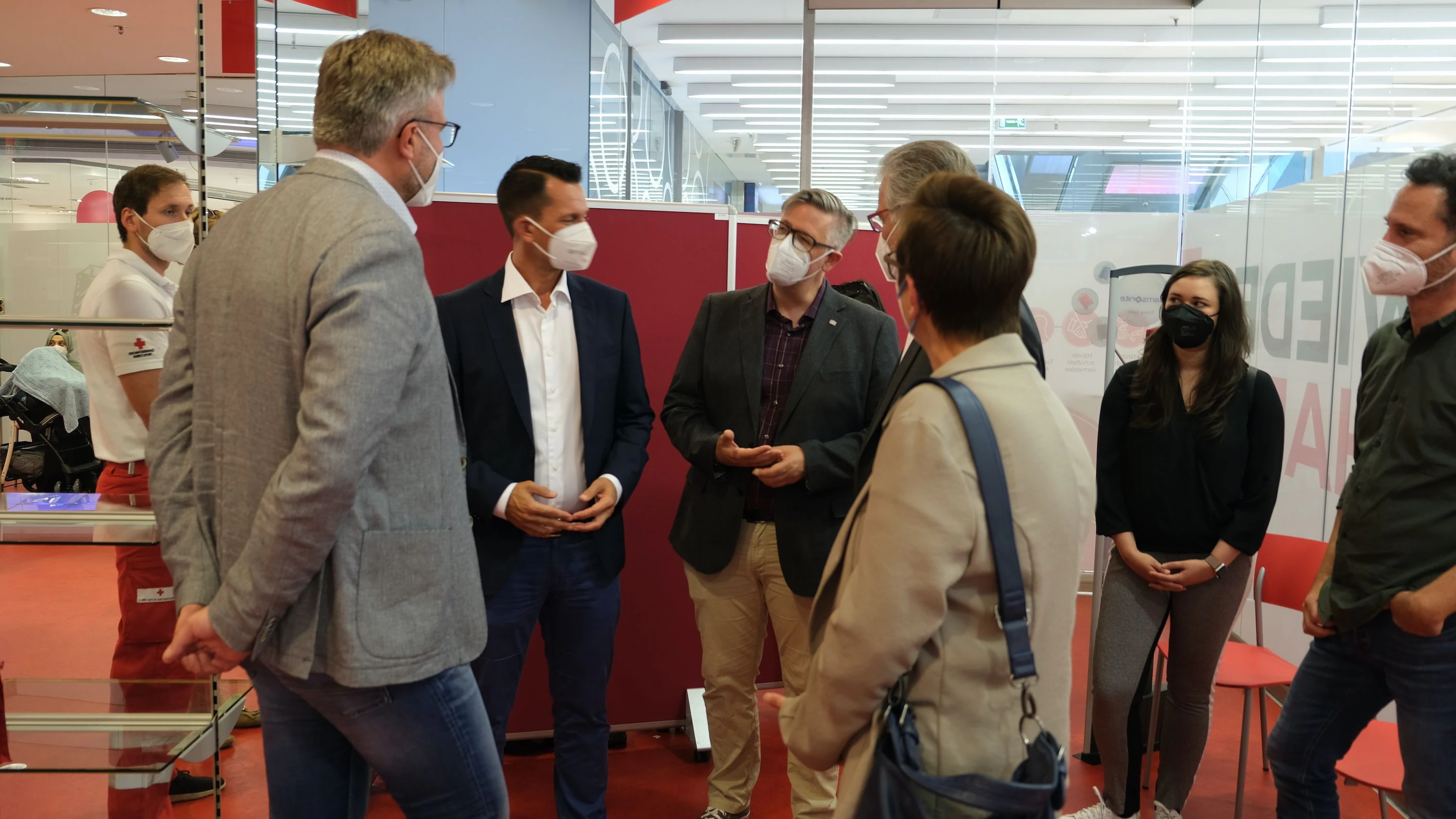 Wolfgang Mückstein (2.v.li) in der Pop-Up-Impfstraße im Linzer Passage-Kaufhaus.