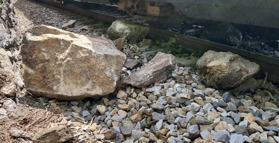 Wachaubahn krachte gegen Felsen