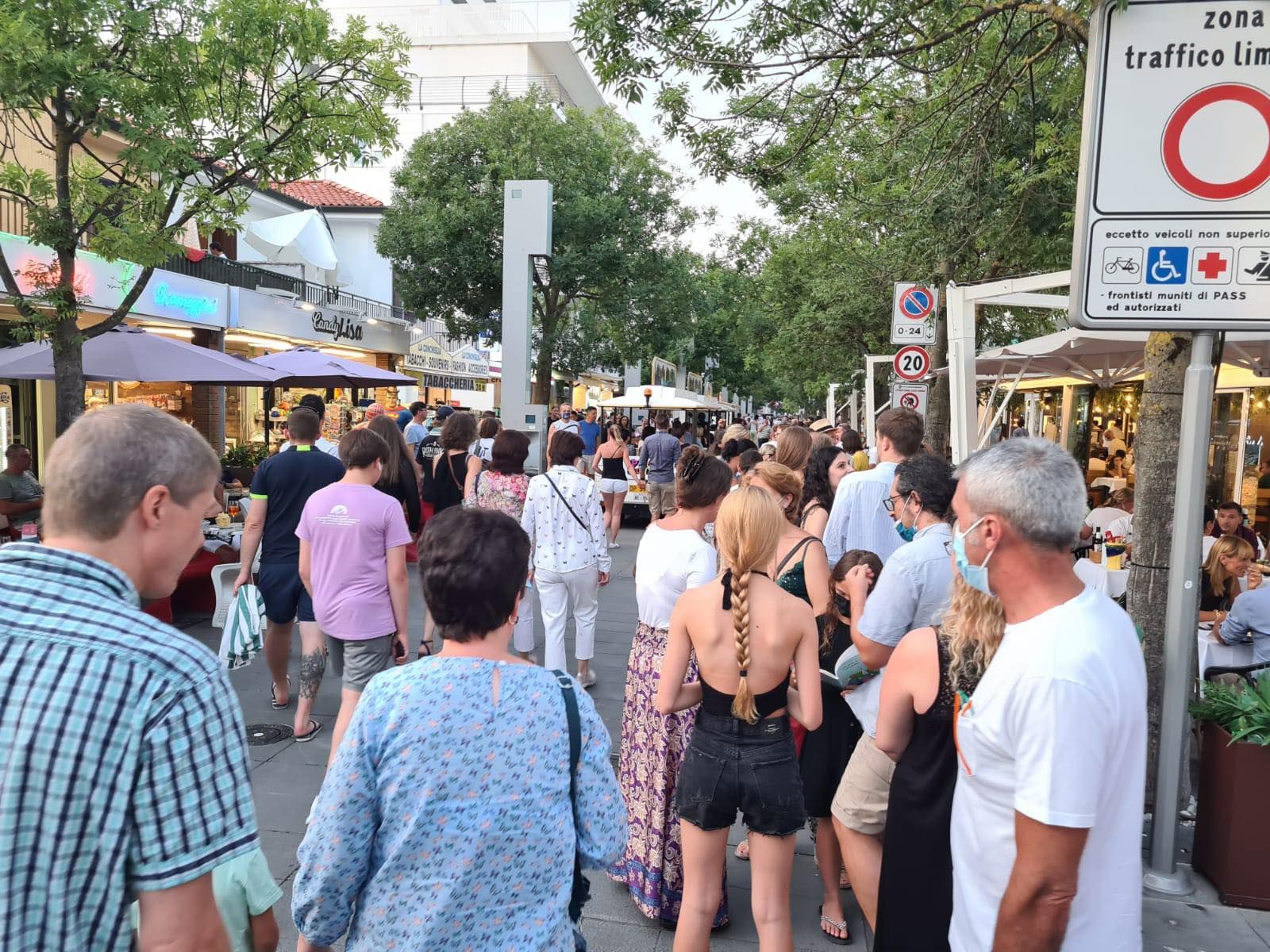 Vor den Restaurants in Lignano bilden sich täglich lange Schlagen.