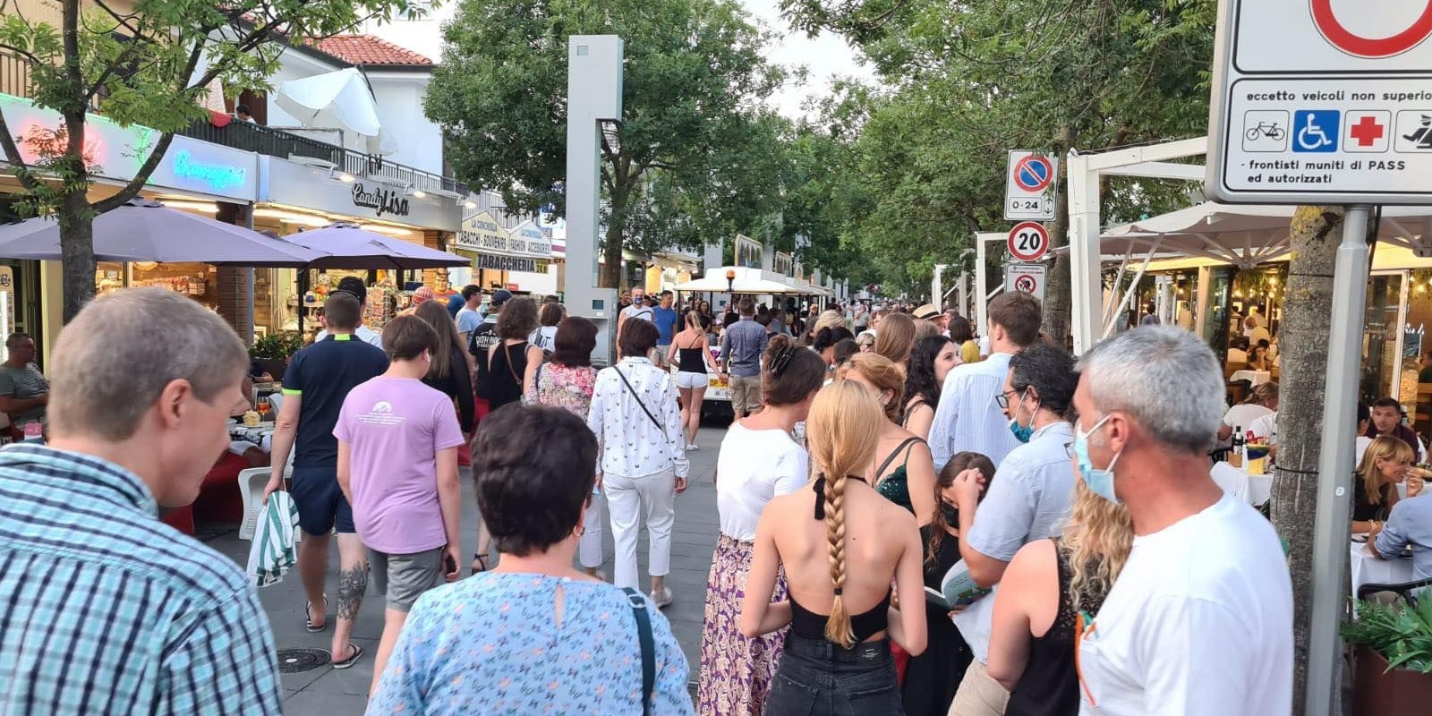 Vor den Restaurants in Lignano bilden sich täglich lange Schlagen 
