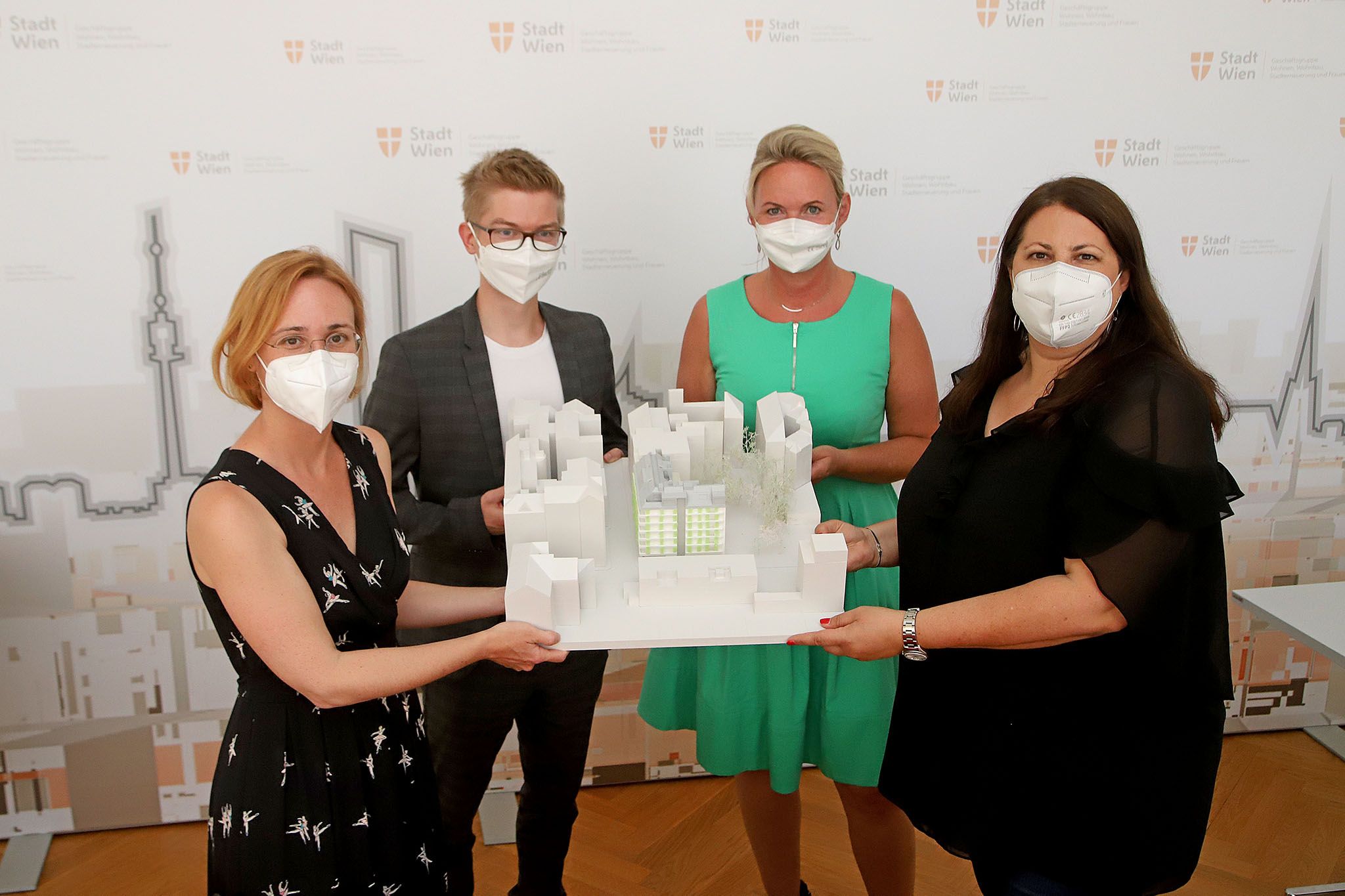 Bis Ende 2023 soll der neue Gemeindebau in der Preßgasse und seine 33 Wohnungen fertiggestellt sein. Dass die Mehrheit der ursprünglichen Mieter zurückkehren wollen, freut (v.l.n.r.:) Bezirkschefin Lea Halbwidl (SPÖ), Wiener Wohnen Baumanager Thomas Schuster, Wiener Wohnen Vizedirektorin Michaela Bankel und Vizebürgermeisterin und Wohnbaustadträtin Kathrin Gaal (SPÖ) sehr.