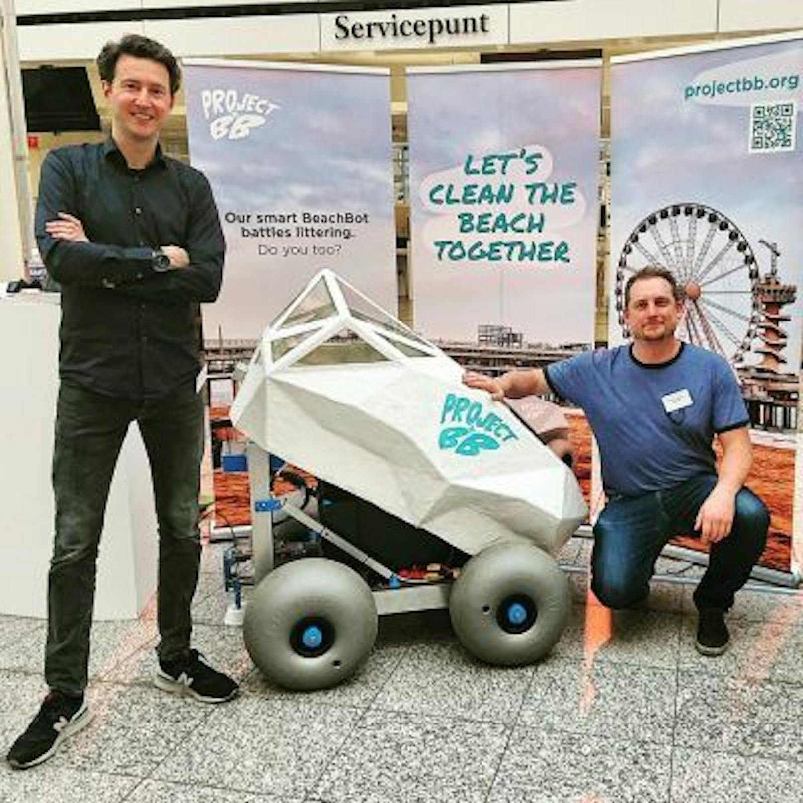 Edwin Bos (links) und Martijn Lukaart mit BeachBot.