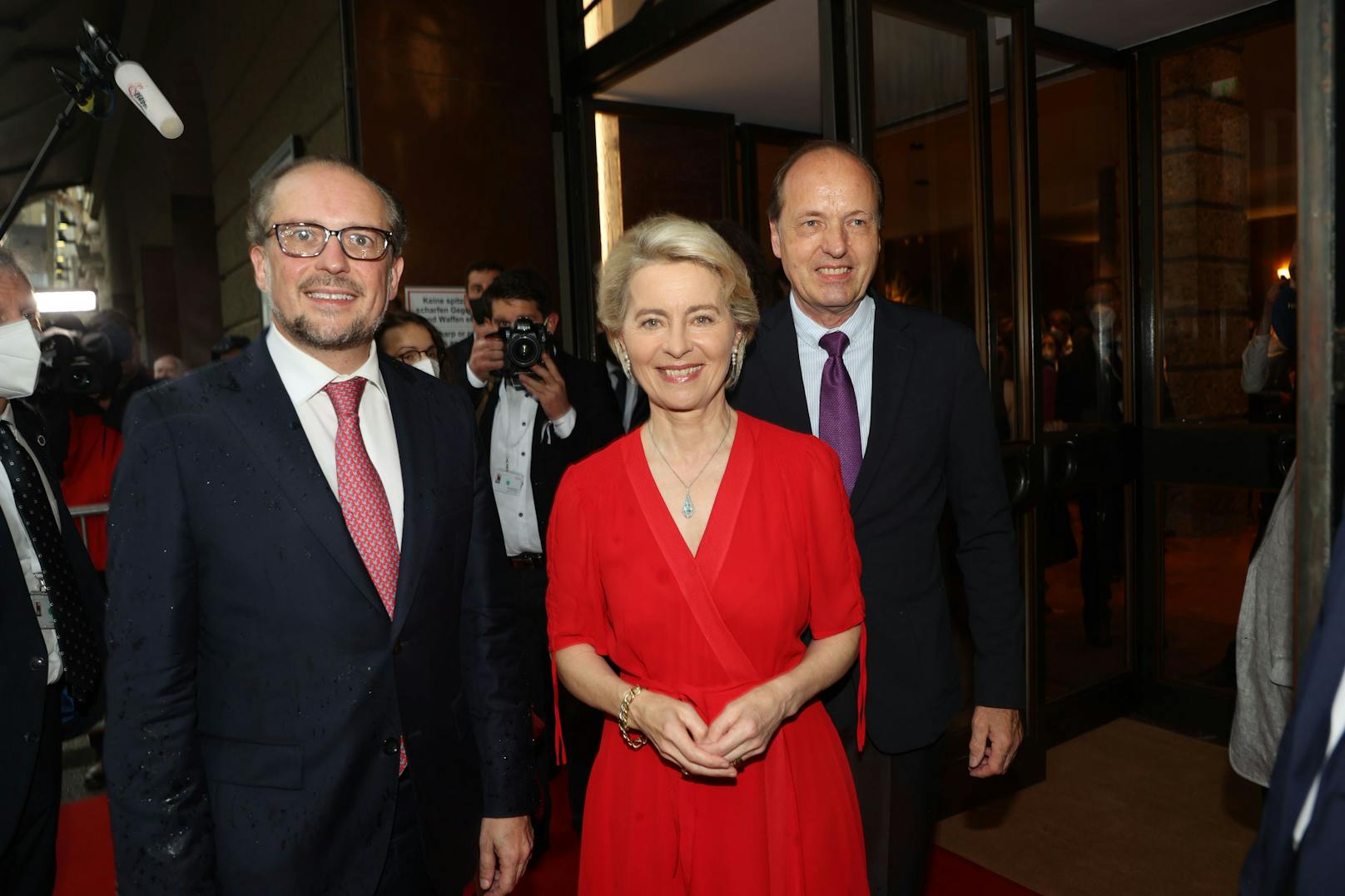 Außenminister Alexander Schallenberg zusammen mit Ursula van der Leyen und Ehemann Heiko.