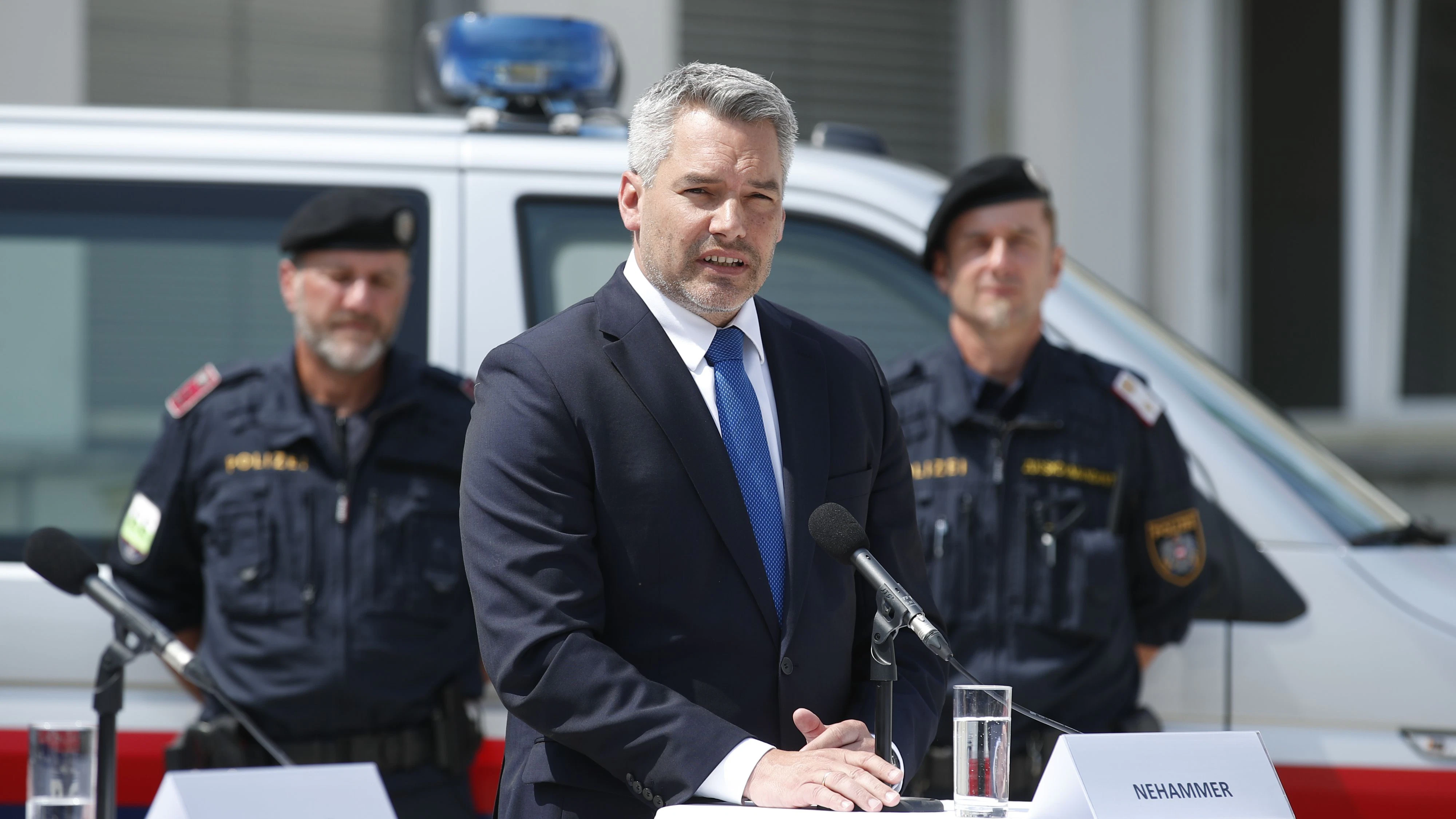 Innenminister Karl Nehammer (ÖVP): "Wir werden die Taskforce Sozialleistungsbetrug in Zukunft personell verstärken."