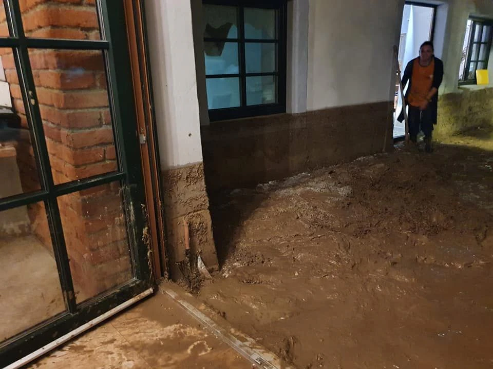 An den Wänden kann man noch erkennen, wie hoch der Schlamm stand.