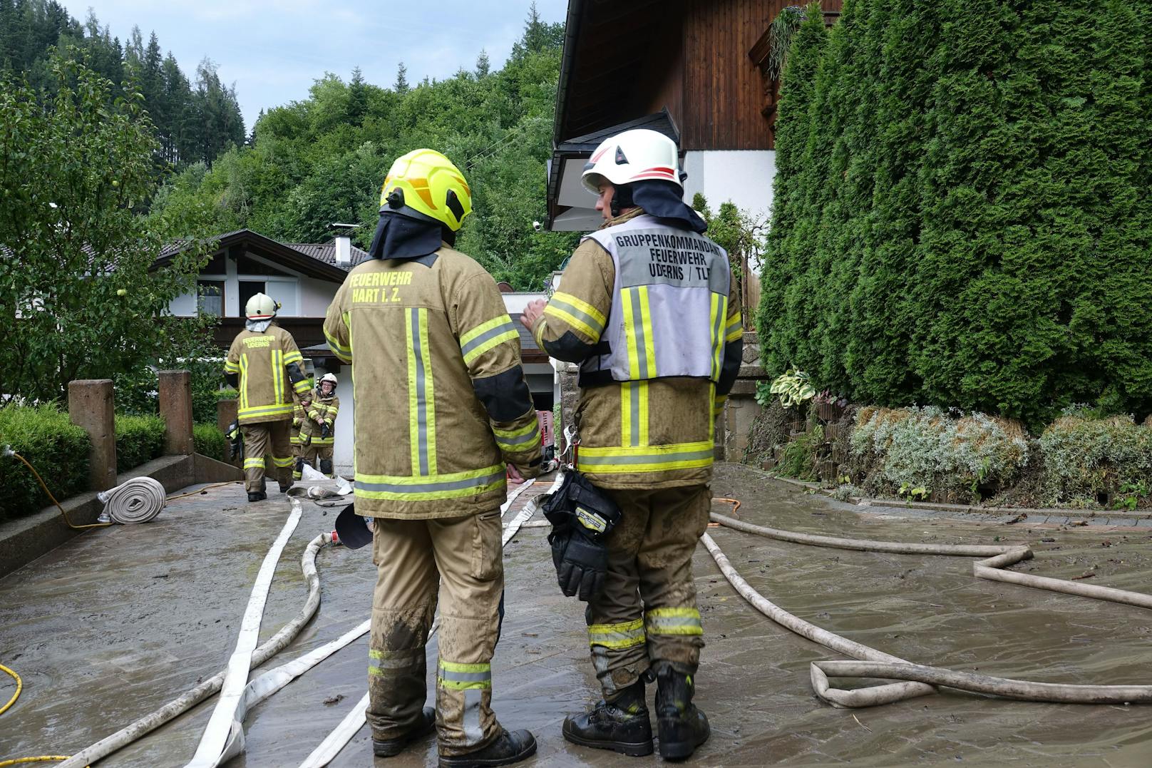 In Uderns (Tirol) kam es auf einem Hang oberhalb von mehreren Häusern zu einem Murenabgang, wodurch in der Folge zwei Häuser mit Erdschlamm überflutet wurden.