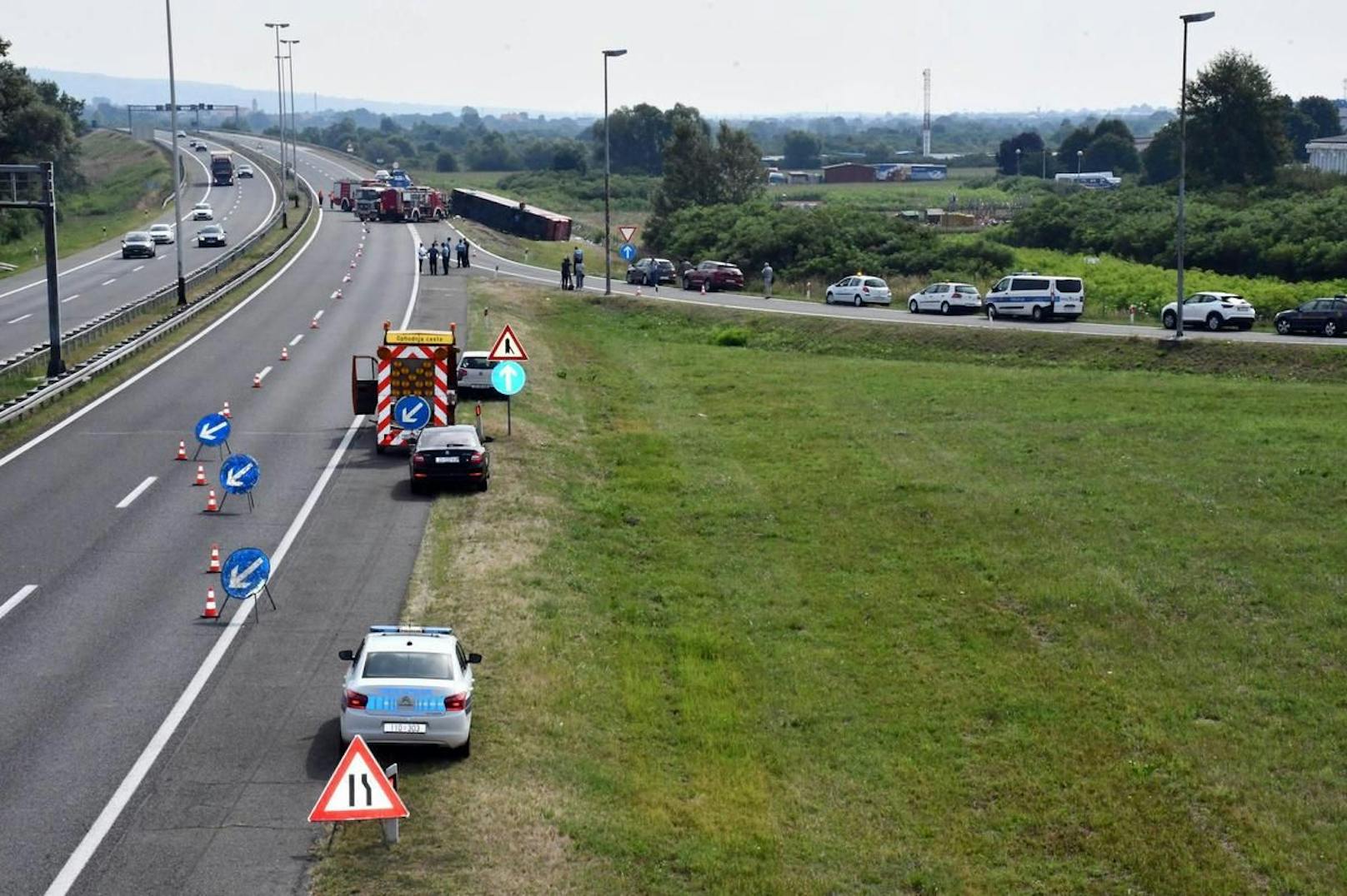 Zurzeit geht die Polizei davon aus, dass einer der beiden Fahrer am Steuer eingeschlafen ist.