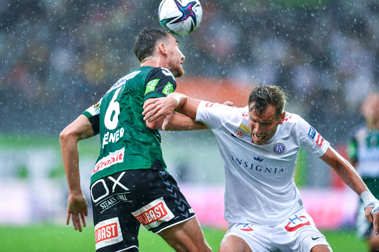 Regenschlacht im Spiel Ried gegen Austria.