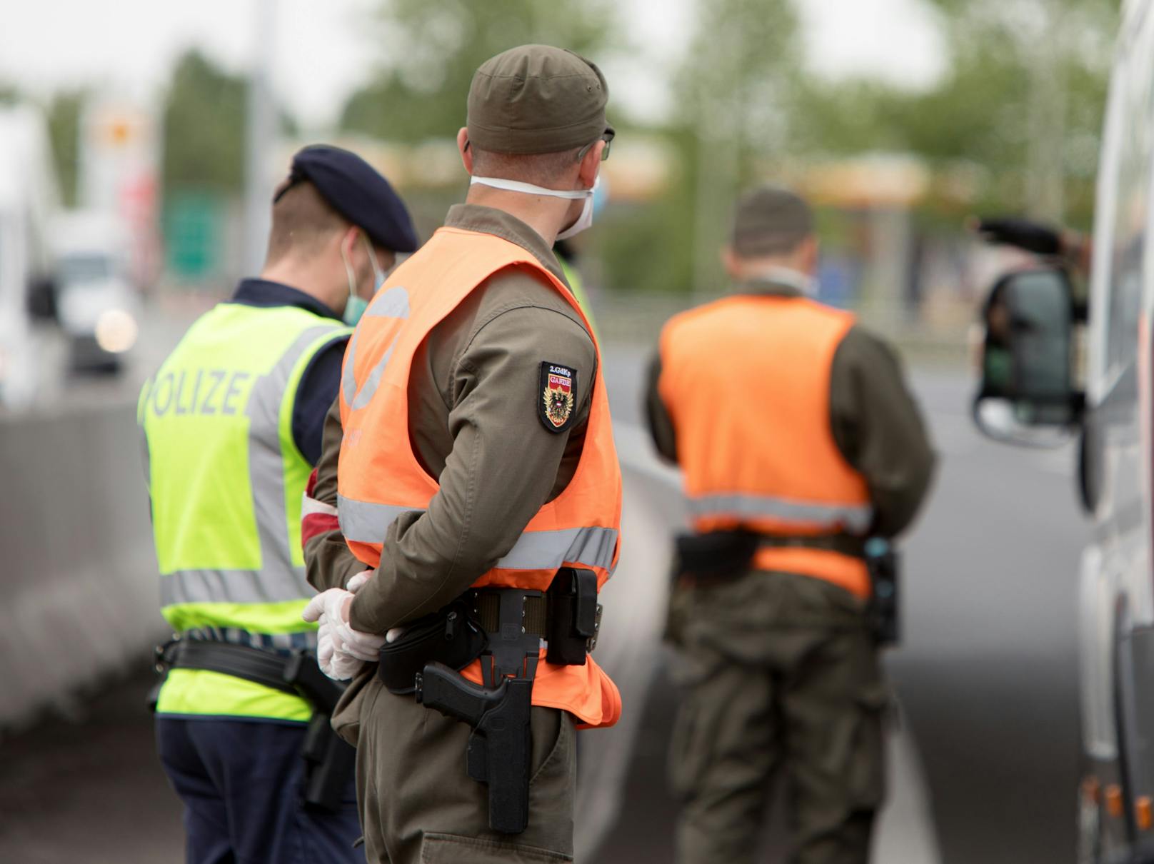 Die Polizei und Soldaten des Österreichischen Bundesheers führen am Österreichisch - Ungarischen Grenzübergang Nickelsdorf